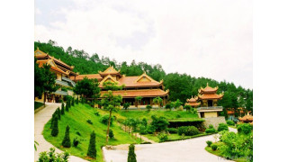 Thiền Viện Trúc Lâm ở Tây Thiêncảnh cảnh hung vĩ, bao la của rừng núi với đồng bằng